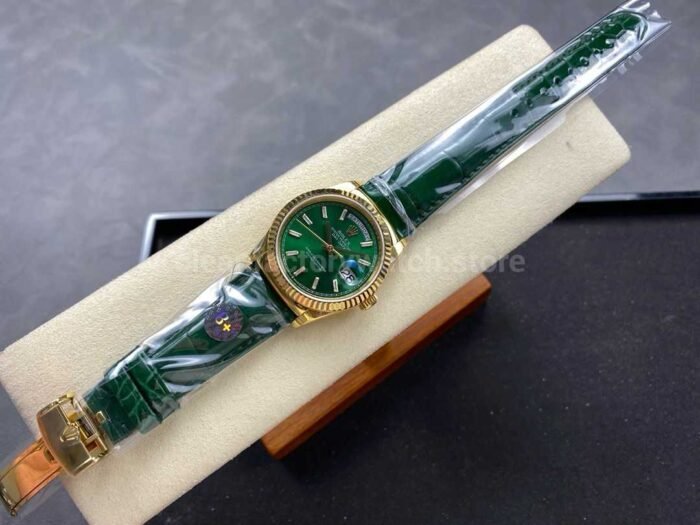 8+ Factory counterweight Rolex Day-Date 36mm 128238-0130 Yellow Gold Crocodile Leather Strap Baguette Diamond Green Dial - Image 4