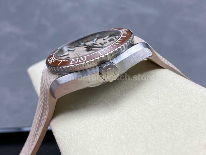 VS Factory Omega Seamaster Planet Ocean 215.32.44.21.09.001 43.5mm Pink Rubber Strap Arabic Numera 8 Super Clone Watch,Clean Factory Watch