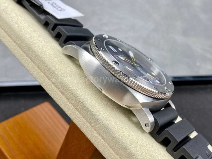 VS Factory Panerai Submersible GMT Pam 01323  44mm Steel Fiber Black Rubber Strap Grey Dial - Image 4