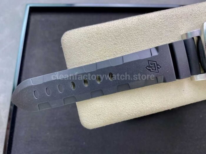 VS Factory Panerai Submersible Pam 00683  42mm Steel Black Rubber Strap Black Dial - Image 9