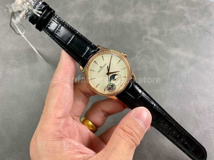 APS Factory Jaeger LeCoultre Master Ultra Thin Moon Q1362503 Rose Gold Diamond Bezel White Dial 3 Super Clone Watch,Clean Factory Watch