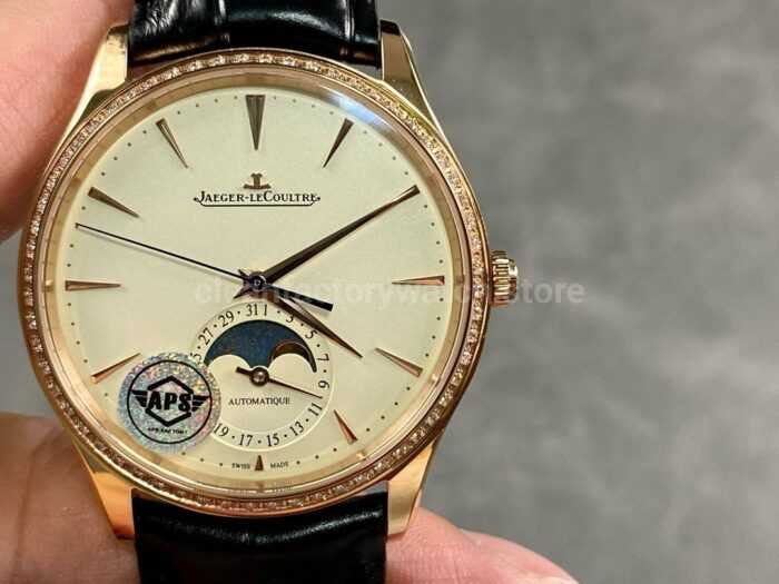 APS Factory Jaeger LeCoultre Master Ultra Thin Moon Q1362503 Rose Gold Diamond Bezel White Dial 9 Super Clone Watch,Clean Factory Watch
