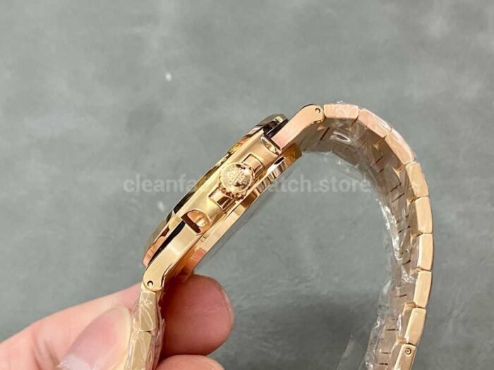 Patek Philippe Modified and customized Nautilus 5711 18k gold-plated Black Dial - Image 6