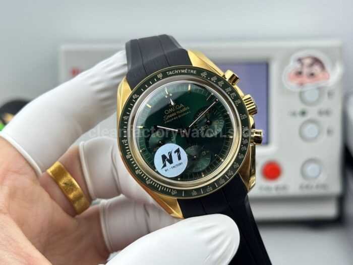 N1 Factory Omega Speedmaster Professional Moonwatch 310.63.42.50.02.001 Yellow Gold Rubber Strap Green Dial - Image 4
