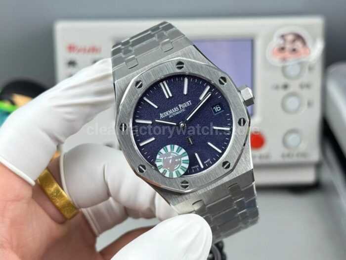 ZF Factory Audemars Piguet Royal Oak Jumbo 16202BC.OO.1240BC.02 Extra Thin 39mm White Gold Grainy Effect Blue Dial - Image 4