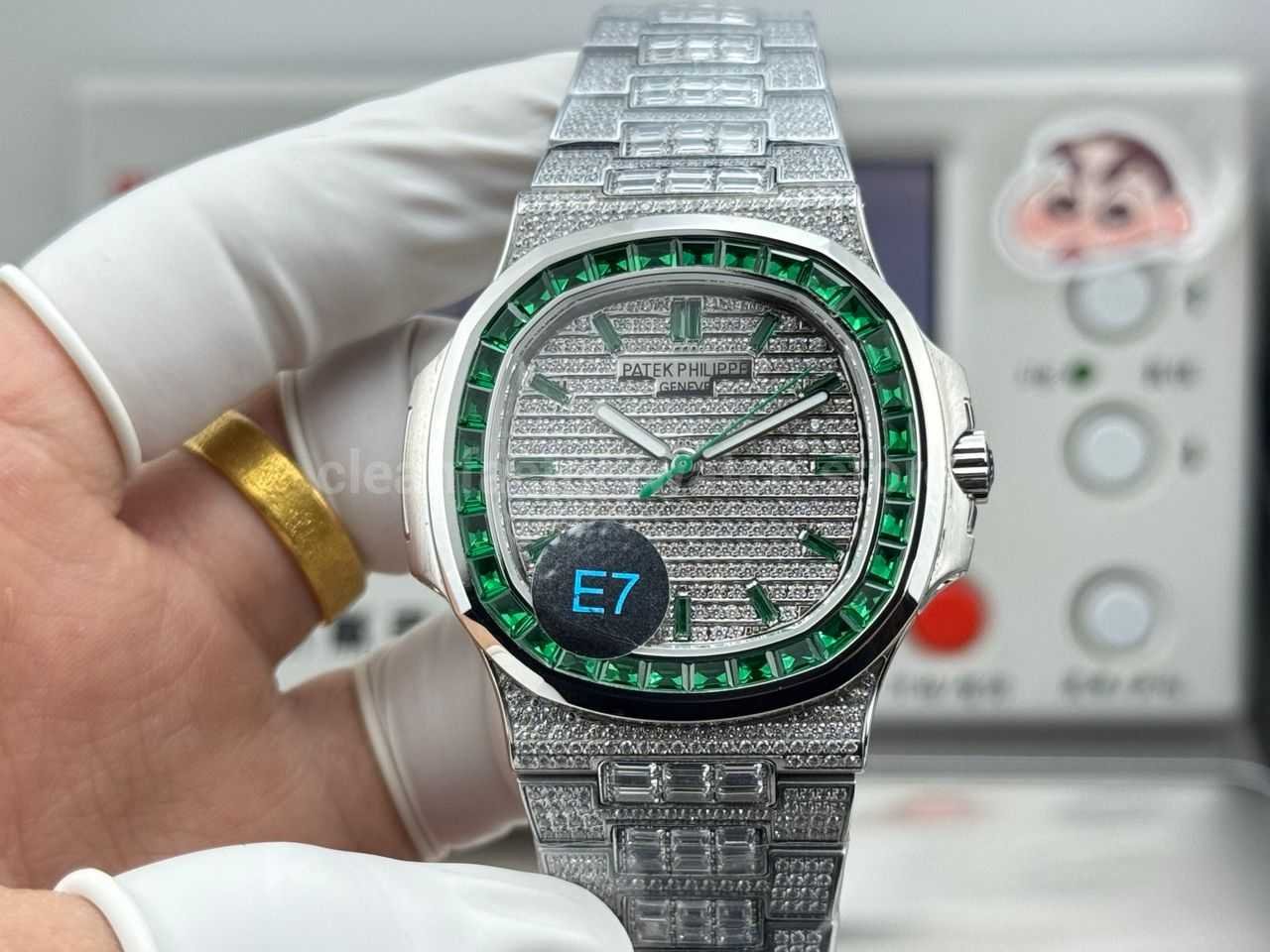 E7 Emerald Nautilus gray dial platinum 40mm
