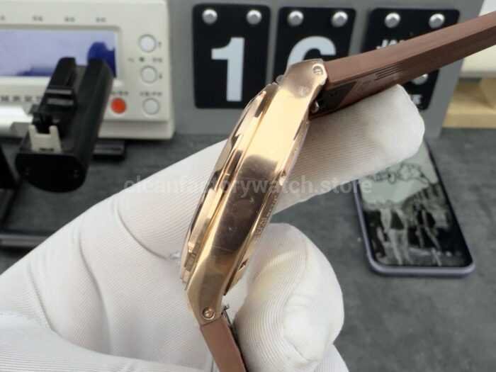 8F Factory Vacheron Constantin Overseas 4500v/000R-B127 41mm Rose Gold Brown Rubber Strap Silver Dial - Image 2