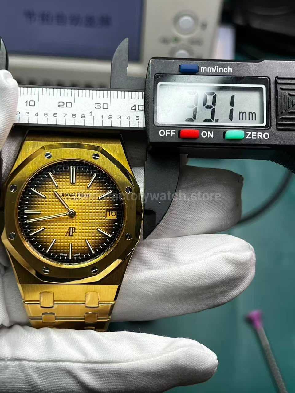 ZF Factory Royal Oak Jumbo 16202BA 39mm Case Width Measurement