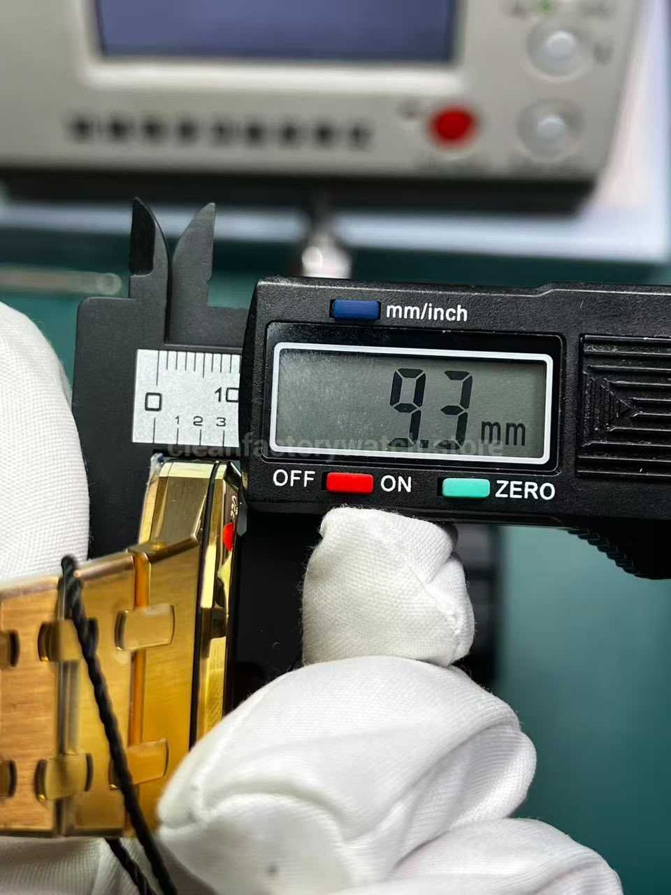 ZF Factory Royal Oak Jumbo 16202BA 9.7mm Case Thickness Measurement