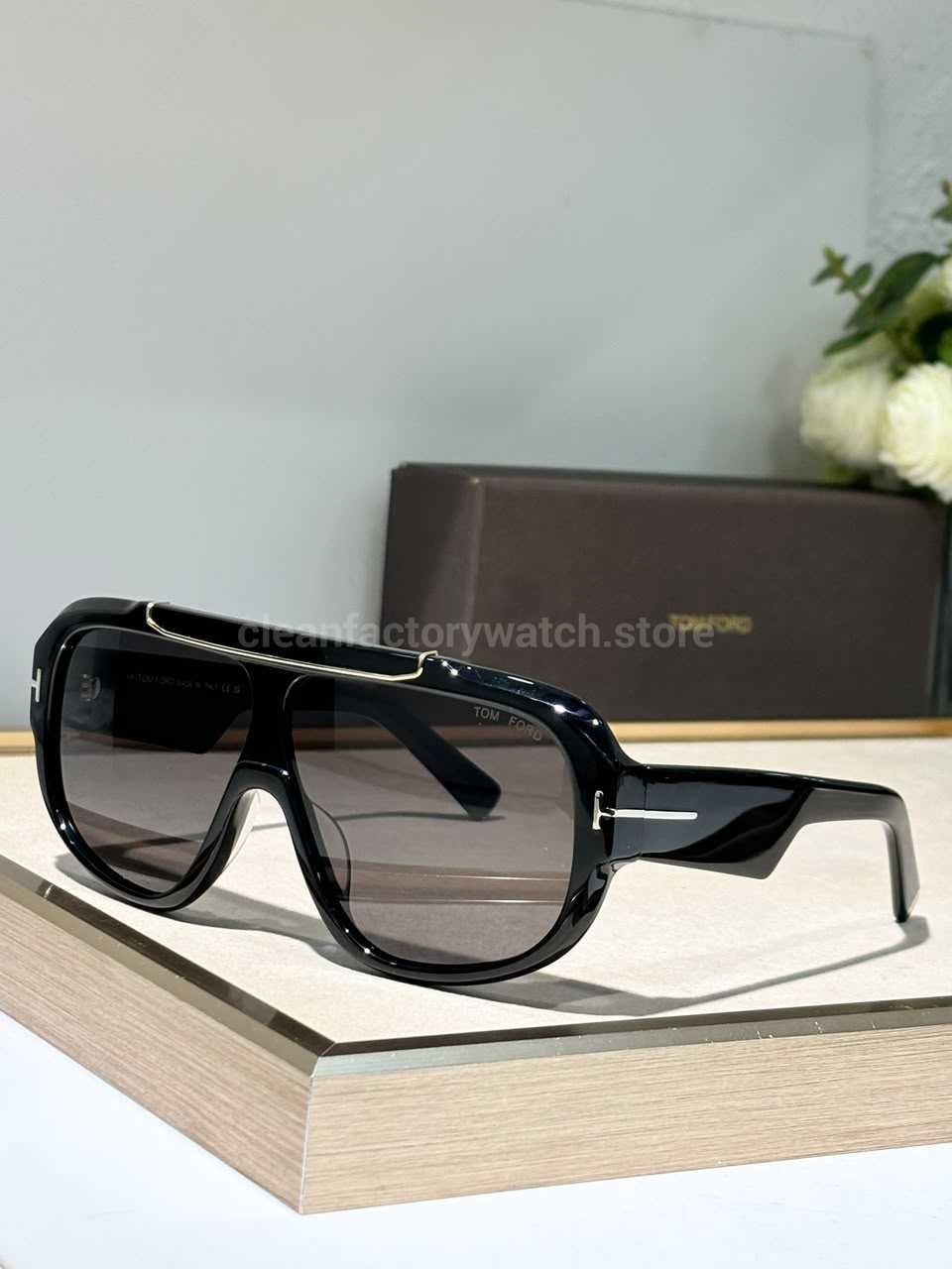 Tom Ford TF1093 RELLEN Oversized Aviator Sunglasses | Black Frame & Grey Gradient Lenses