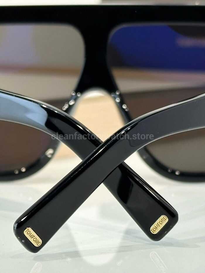 Tom Ford TF1093 RELLEN Oversized Aviator Sunglasses | Black Frame & Grey Gradient Lenses - Image 4